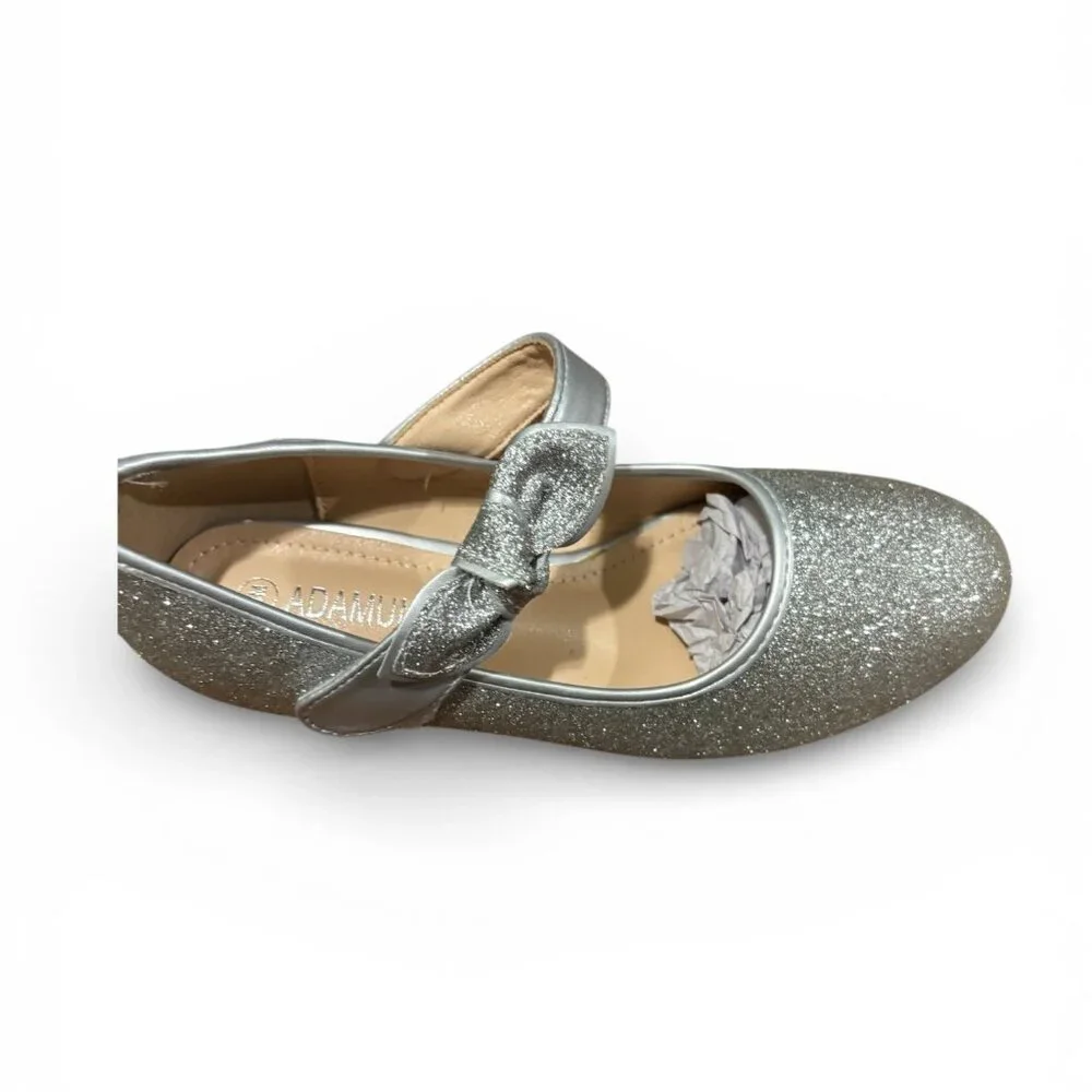 Kids size 4M silver shoes